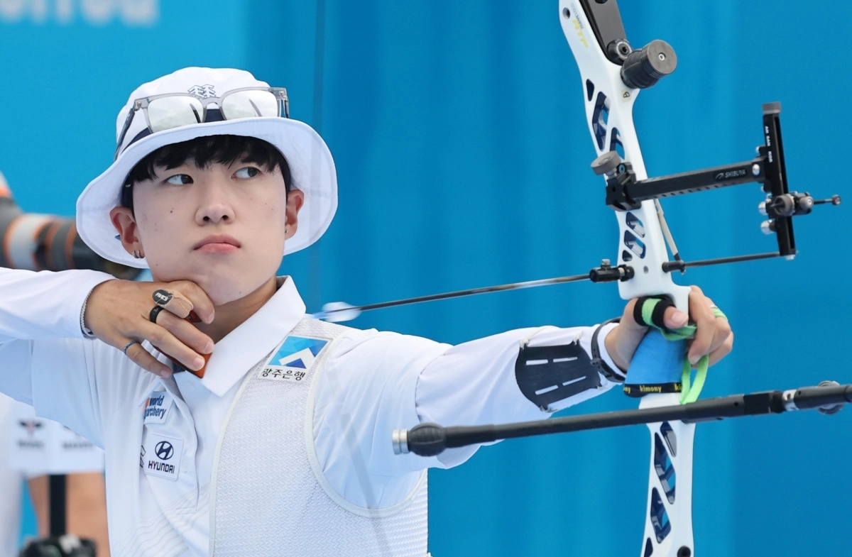 한국 양궁 국가대표 안산이 12일 광주 5·18 민주광장 특설경기장에서 열린 2025 광주 세계양궁선수권대회 리커브 여자 개인전 16강에서 활시위를 당기고 있다. 광주 연합뉴스