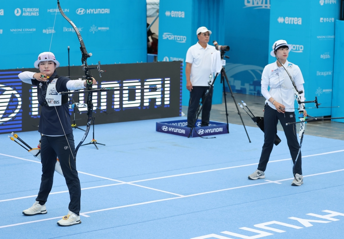 한국 양궁 국가대표 강재영과 안산이 12일 광주 5·18 민주광장 특설경기장에서 열린 2025 광주 세계양궁선수권대회 리커브 여자 개인전 4강에서 맞대결하고 있다. 광주 연합뉴스