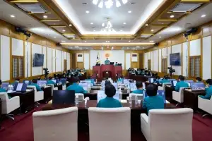 ‘박정희 기념사업’ 조례 폐지안 본회의 부결…국힘 시의원 전원 반대