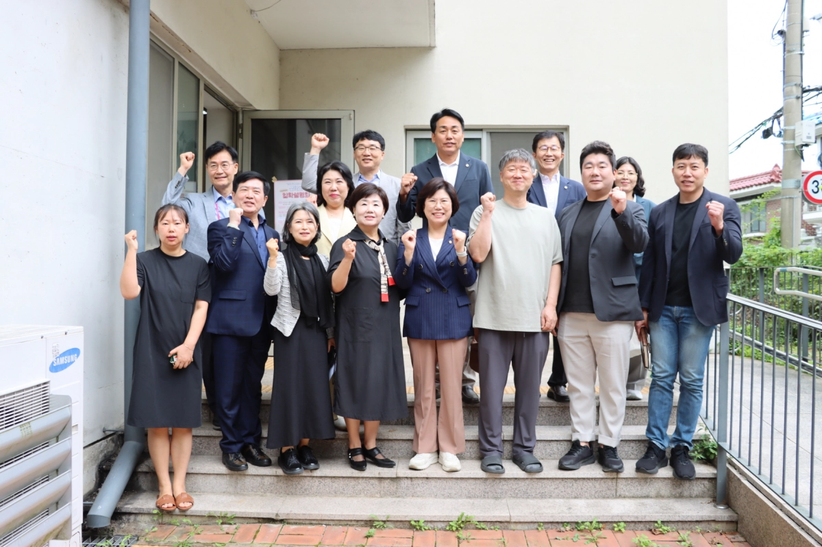 교육행정위원회(위원장 이애형)가 부천 산학교를 방문해 교사·학부모·대안교육 단체와 간담회를 가진 뒤 학교 앞에서 기념촬영을 하고 있다. (사진=경기도의회)