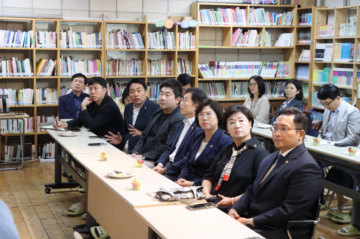 부천 산학교 도서관에서 이애형 위원장 등 위원들이 학교 운영과 관련한 질의응답 시간을 갖고 있다. (사진=경기도의회)