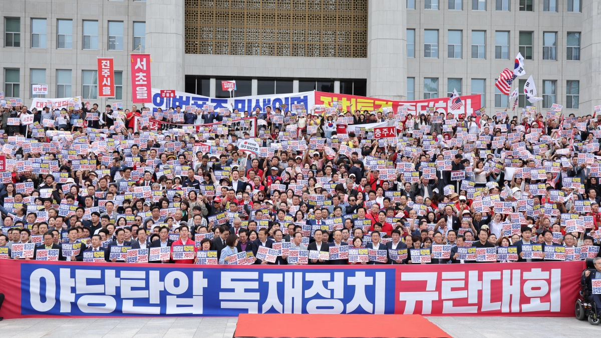장동혁 대표를 비롯한 국민의힘 의원들, 당원들이 12일 오후 서울 여의도 국회에서 열린 국민의힘 야당탄압 독재정치 규탄대회에서 구호를 외치고 있다. 뉴스1