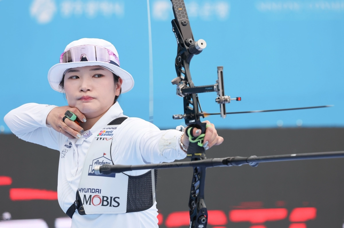 한국 양궁 국가대표 강채영이 12일 광주 5·18 민주광장 특설경기장에서 열린 2025 광주 세계양궁선수권대회 리커브 여자 개인전 16강에서 화살을 쏘고 있다. 광주 연합뉴스