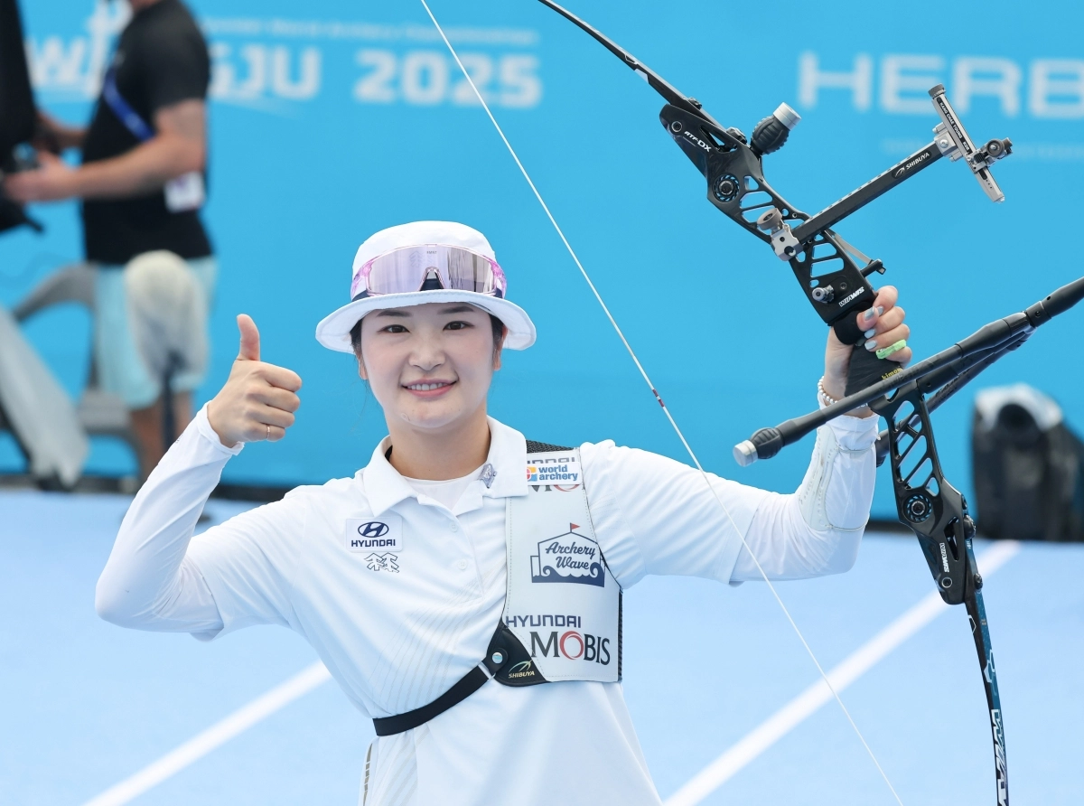 한국 양궁 국가대표 강채영이 12일 광주 5·18 민주광장 특설경기장에서 열린 2025 광주 세계양궁선수권대회 리커브 여자 개인 결승전에서 주징이(중국)를 꺾은 뒤 기뻐하고 있다. 광주 연합뉴스