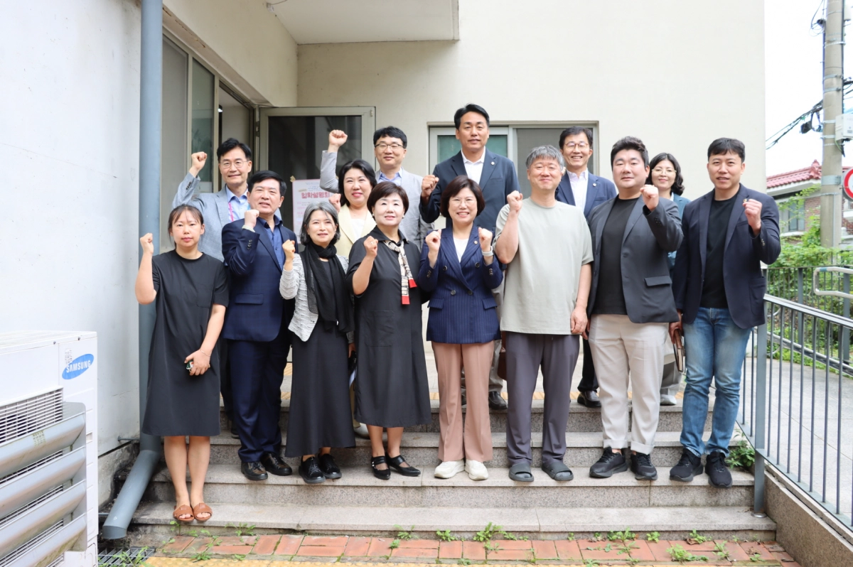 이은주 의원이 9월 12일, 부천 산학교를 방문해 교사·학부모·대안교육 단체와 간담회를 가진 뒤 학교 앞에서 기념촬영을 하고 있다. (사진=경기도의회)