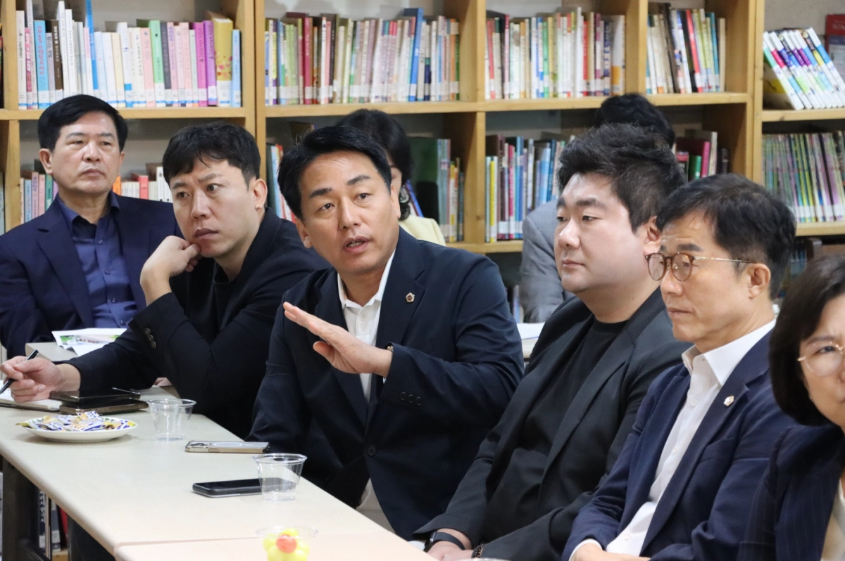 부천 산학교 도서관에서 학교 운영과 관련헤서 질의하고 있는 이은주 의원. (사진=경기도의회)