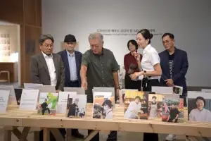 문재인 전 대통령-강기정 시장, 광주 디자인비엔날레 관람
