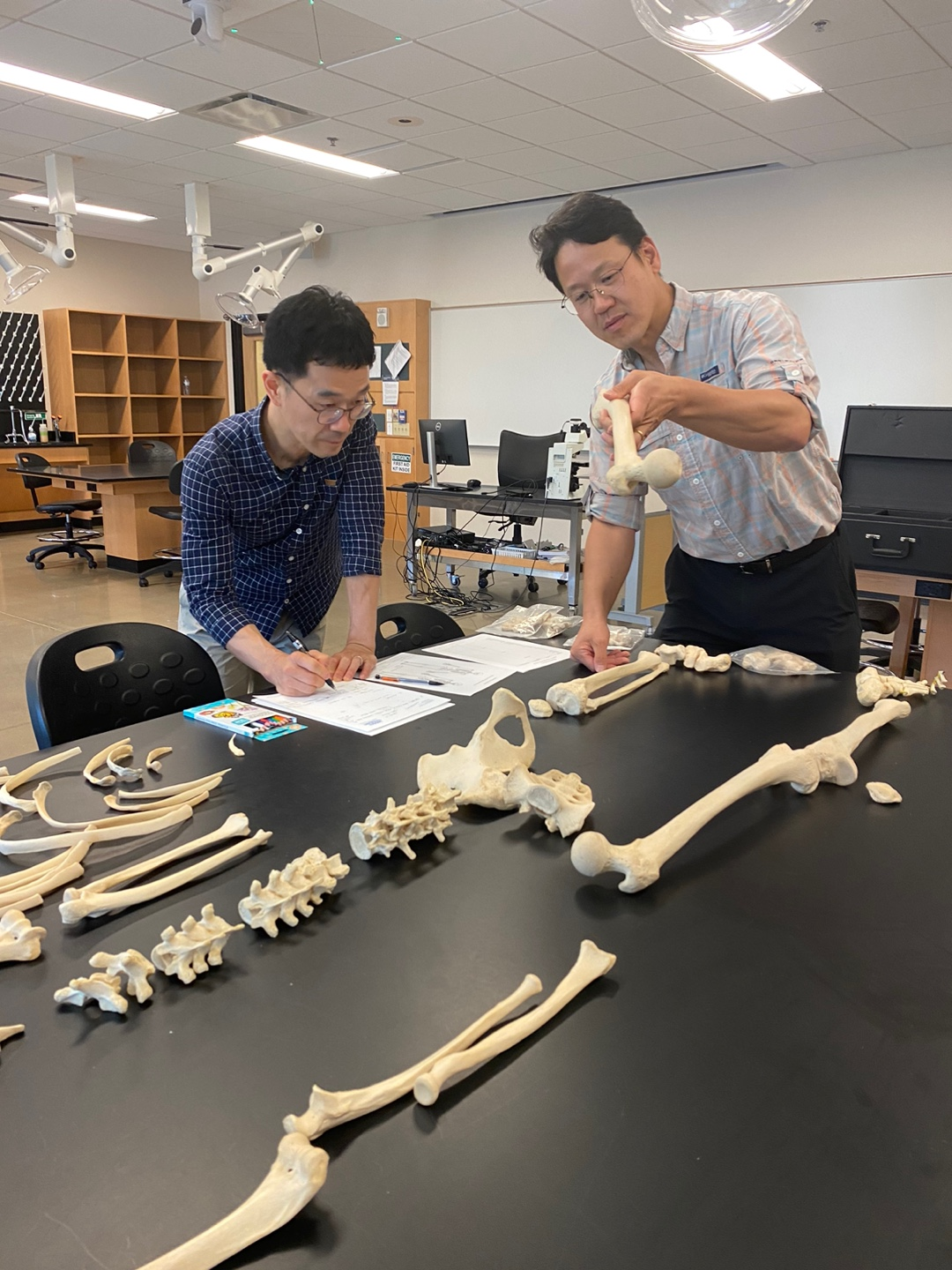 김진영(왼쪽) 검시조사관이 신체 뼈 구조 등을 분석하고 있는 모습. 본인 제공