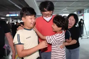 석방 근로자 330명, 오후 3시 23분 인천공항 도착…“구금 8일만”(종합)