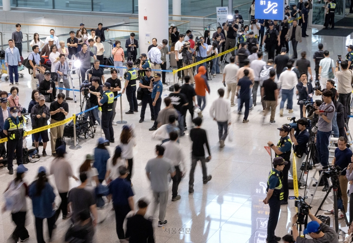 미국 조지아주 엘러벨의 현대자동차그룹-LG에너지솔루션 배터리 합작공장 건설현장에서 미국 이민 당국에 체포·구금됐다가 석방된 한국인 근로자들이 구금된지 8일만인 9월12일 오후 인천국제공항을 통해 귀국하고 있다. 2025.9.12 홍윤기 기자