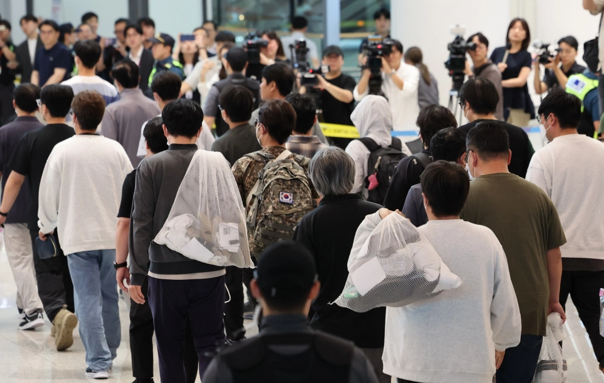 미국 이민당국에 의해 조지아주에 구금됐던 한국인 근로자들이 12일 영종도 인천국제공항 제2여객터미널 입국장을 나서고 있다. 2025.9.12 홍윤기 기자