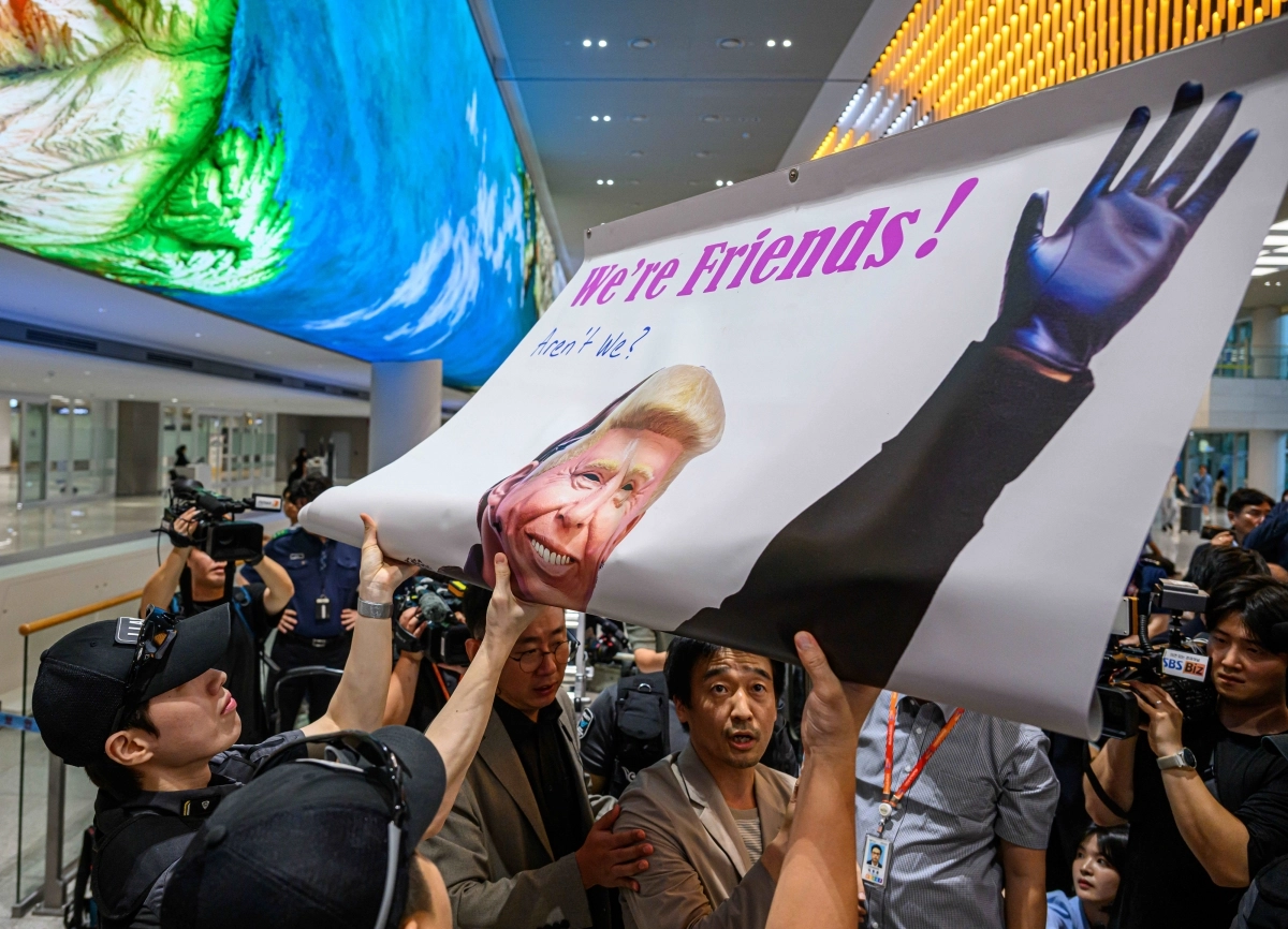 미국 이민당국에 의해 조지아주에 구금됐던 한국인 근로자들이 귀국한 12일 인천국제공항 제2여객터미널 입국장에서 이제석 이제석광고연구소 대표가 트럼프 미국 대통령의 모습이 담긴 플래카드 퍼포먼스를 벌이고 있다. 2025.9.12 홍윤기 기자