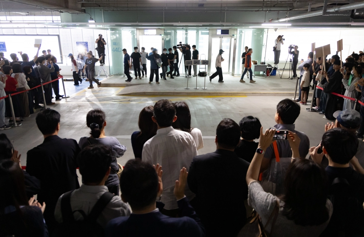 미국 이민 당국에 체포·구금됐다 석방된 한국인 근로자들이 12일 인천국제공항을 통해 귀국해 가족들을 만나기 위해 장기주차장에 내리고 있다. 2025.9.12 홍윤기 기자