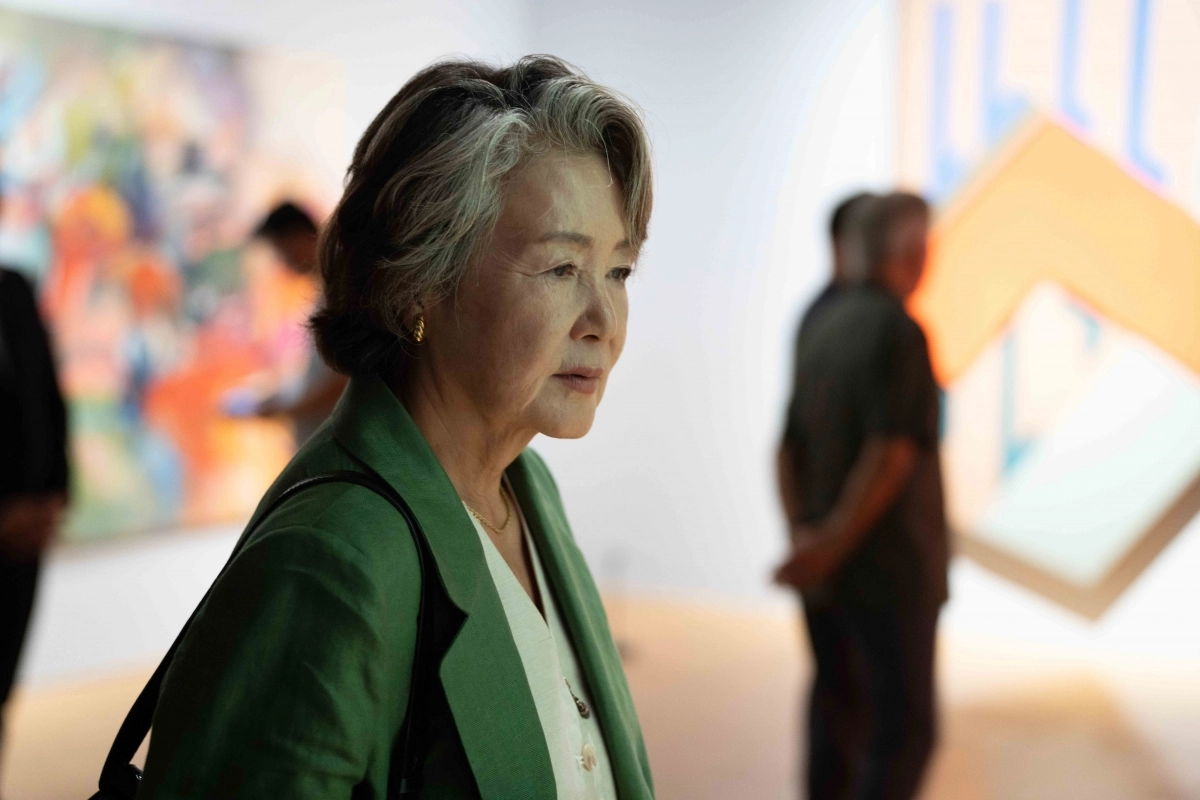 김정숙 여사가 12일 오후 광주 동구 국립아시아문화전당(ACC)에서 열린 국제 기획전 ‘뉴욕의 거장들’ 전시장을 찾아 작품을 감상하고 있다.