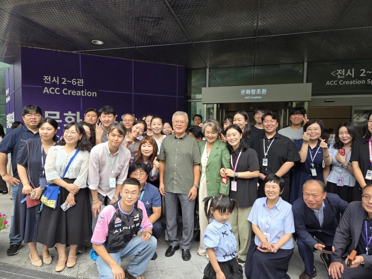 문재인 전 대통령과 김정숙 여사가 ACC 전시 관람을 마친 뒤 관람객들과 함께 기념촬영을 하고 있다.