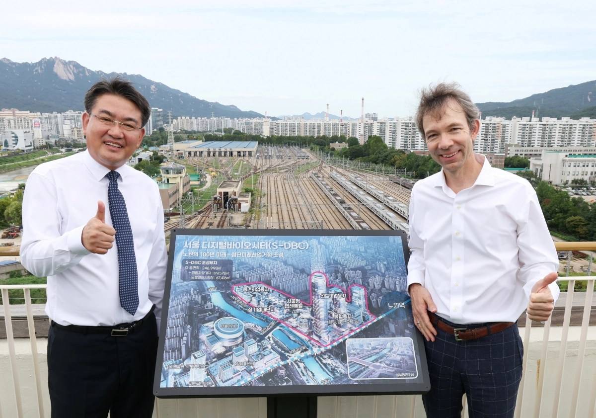오승록(왼쪽) 서울 노원구청장이 12일 구청 옥상에서 요하네스 프루에하우스 랩센트럴 회장과 S-DBC(서울디지털바이오시티)가 추진될 창동차량기지을 둘러보고 기념사진을 찍고 있다.   노원구 제공