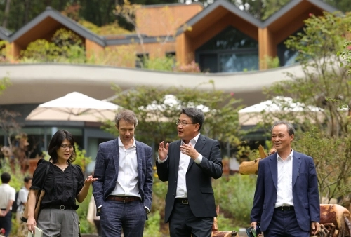 오승록(왼쪽 세 번째) 서울 노원구청장이 12일 자연휴양림 수락휴에서 요하네스 프루에하우스 랩센트럴 회장, 김창규 균형발전본부장과 대화하고 있다.   노원구 제공