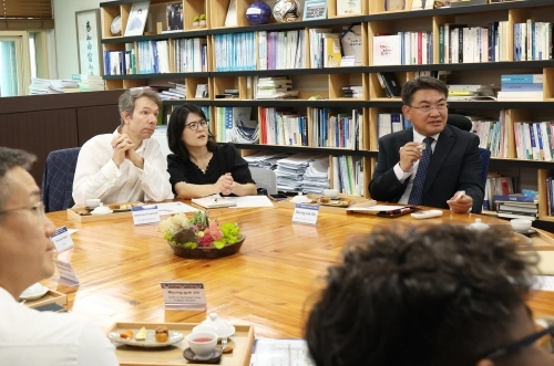 오승록(오른쪽 첫 번째) 서울 노원구청장이 12일 구청장 집무실에서 요하네스 프루에하우스 랩센트럴 회장에게 S-DBC(서울디지털바이오시티) 조성 구상에 대해서 설명하고 있다.   노원구 제공