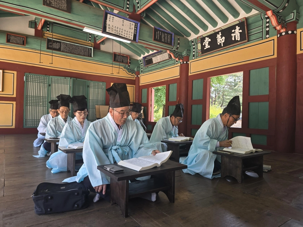 필암서원 선비학당의 공부하는 모습.