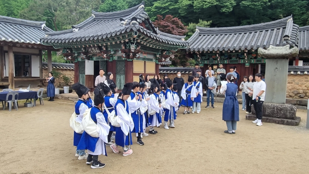 어린이 선비들의 사당 참배.