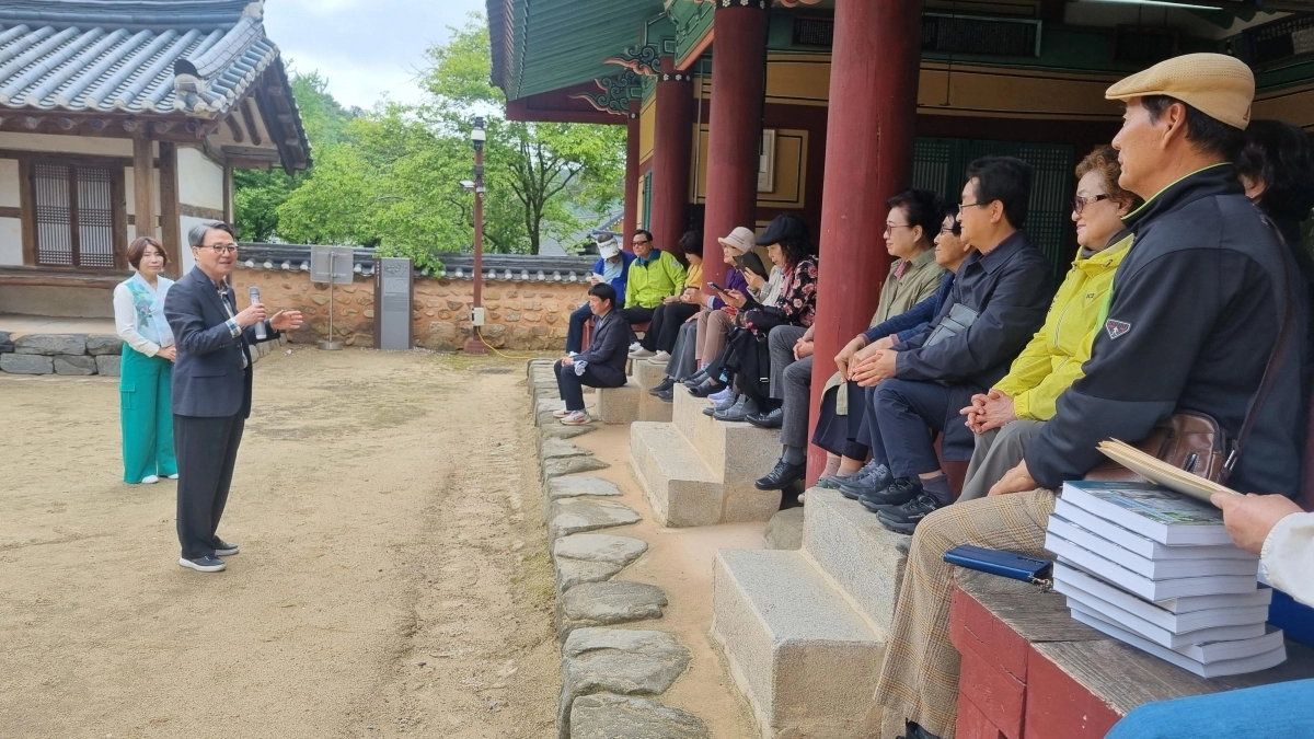 김양수 도서관장이 필암서원 작은도서관을 찾아온 방문객들과  대화를 하고 있다.