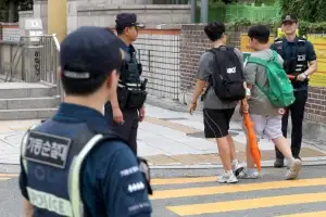 [포토] ‘안심 등·하교’ 초등학교 앞 배치된 경찰