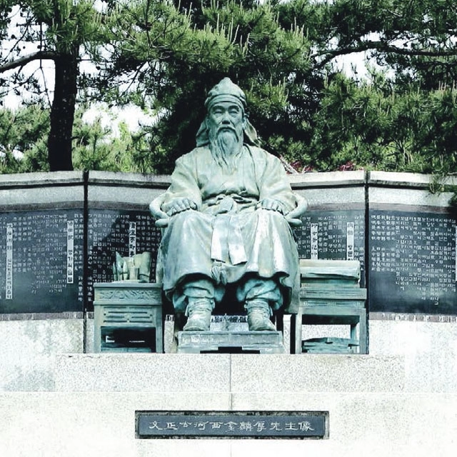 하서 김인후 동상 (광주 중외공원 내).