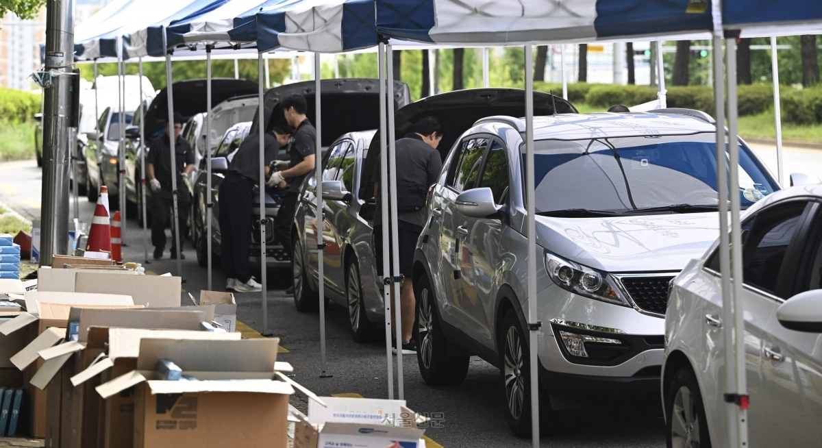 14일 서울 송파구 올림픽공원사거리 인근에서 서울시 자동차전문정비사업조합(카포스) 송파구지회 정비사들이 추석 연휴를 앞두고 차량 무상점검을 하고 있다. 2025.9.14 이지훈 기자