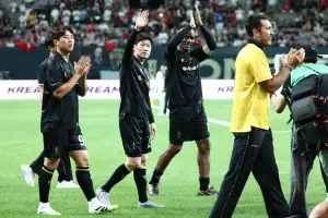카카 달리고 비디치가 태클…상암벌서 여전한 실력 뽐낸 축구 전설들