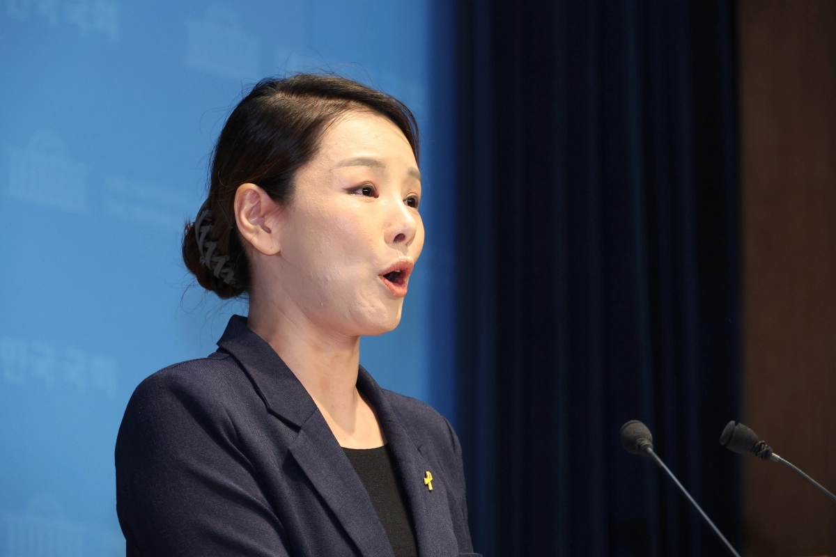 조국혁신당 성비위 고발 및 탈당 기자회견하는 강미정 대변인