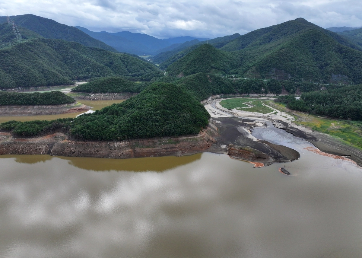 14일 강릉지역에 내린 100㎜ 안팎의 비로 생활용수의 87%를 담당하는 오봉저수지 수위가 소폭 올라 물이 차오른 모습이다. 이날 낮 12시 현재 저수율은 15.8%로, 전날보다 2.8%포인트 상승했다. 강릉 연합뉴스