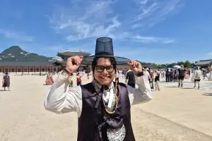 “케데헌 저승사자 따라 입었어요”… 경복궁 외국인 검정 한복ㆍ갓 인기