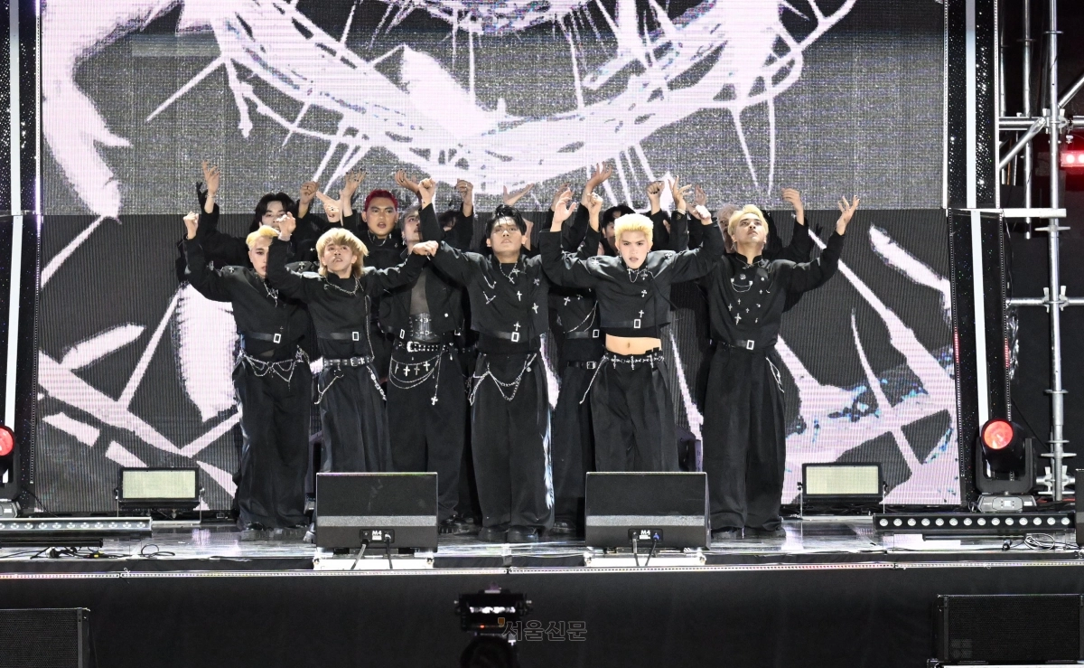 위너에 선정된 필리핀의 ‘패러다임’(PARADIGM)이 뛰어난 군무를 선보이고 있다. 안주영 전문기자