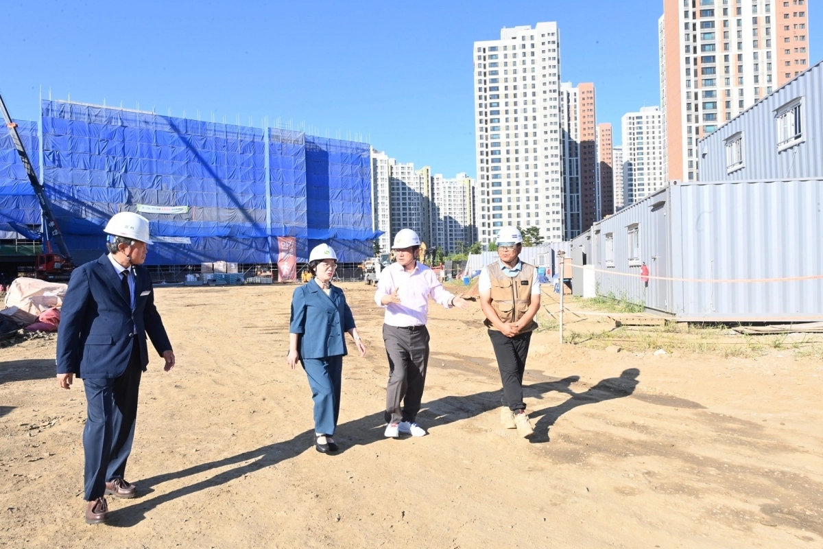 이현재(오른쪽 두 번째) 경기 하남시장과 오성애(오른쪽 세 번째) 광주하남교육지원청 교육장이 지난 11일 미사5중(가칭 한홀중) 현장을 방문해 마무리 공정을 점검하고 있다. 하남시 제공