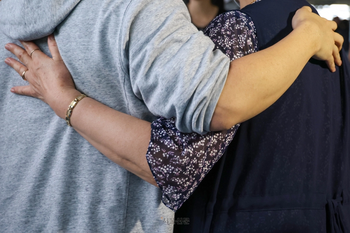 미국 조지아주 현대차그룹·LG에너지솔루션 합작 배터리공장 건설 현장에서 체포된 뒤 구금된 300여 명의 한국인 직원들이 12일 오후 인천국제공항 제2터미널을 통해 한국으로 귀국하면서 가족들과 만나고 있다. 2025.9.12 홍윤기 기자