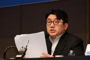 경찰, 방시혁 공개소환…1900억 부당이득 혐의 조사