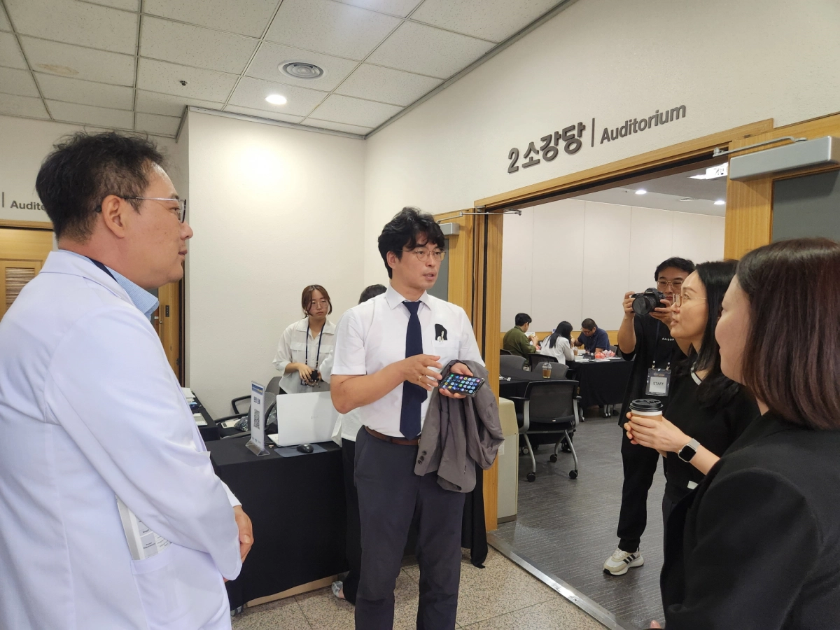 박상현 의원이 12일 아주대학교 병원에서 열린 ‘병원-의료기기 기업 핸즈온 네트워킹(2차)’ 행사에서 의료진 및 관계자들과 의견을 나누고 있다. (사진=경기도의회)