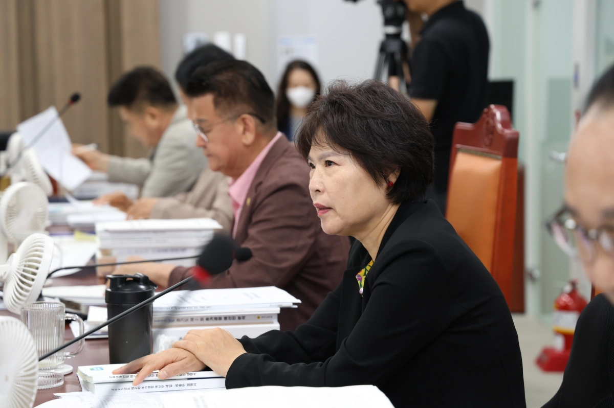 서성란 의원이 12일 제386회 임시회 추가경정예산안 심사에서 프리미엄버스 개통 지연·감회에 따른 예산 감액과 명칭·디자인 변경 추진의 행정 낭비 문제를 지적하고 있다. (사진=경기도의회)