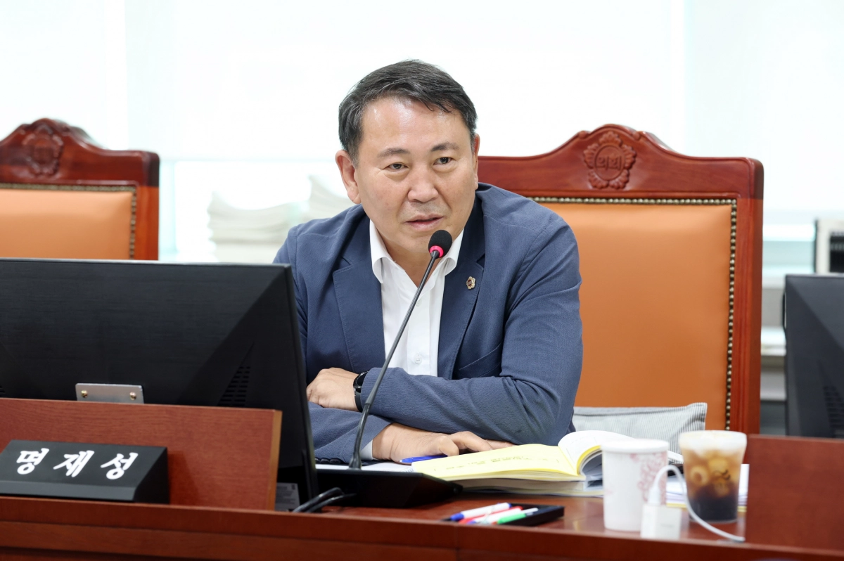 명재성 의원(도시환경위원회)이 제386회 임시회 예산안 및 GH 사장 후보자 인사청문회에서 K-컬처밸리 조성과 경제자유구역 지정의 차질 없는 추진을 요청하고 있다 . (사진=경기도의회)