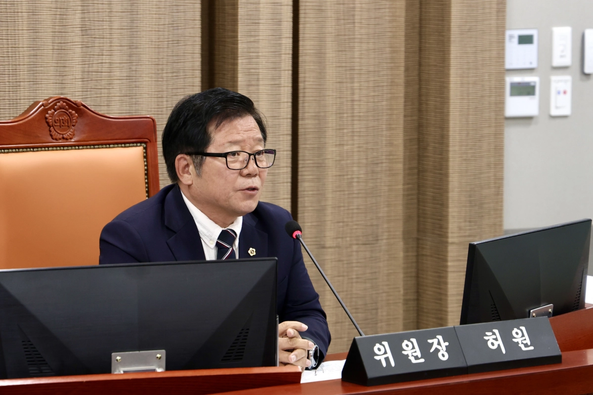 허원 건설교통위원장이 12일 제386회 임시회 추가경정예산안 심사에서 시내버스 공공관리제·정류소 설치·법인택시 보험 지원 등 교통 현안 예산의 책임 있는 집행을 촉구하고 있다 . (사진=경기도의회)