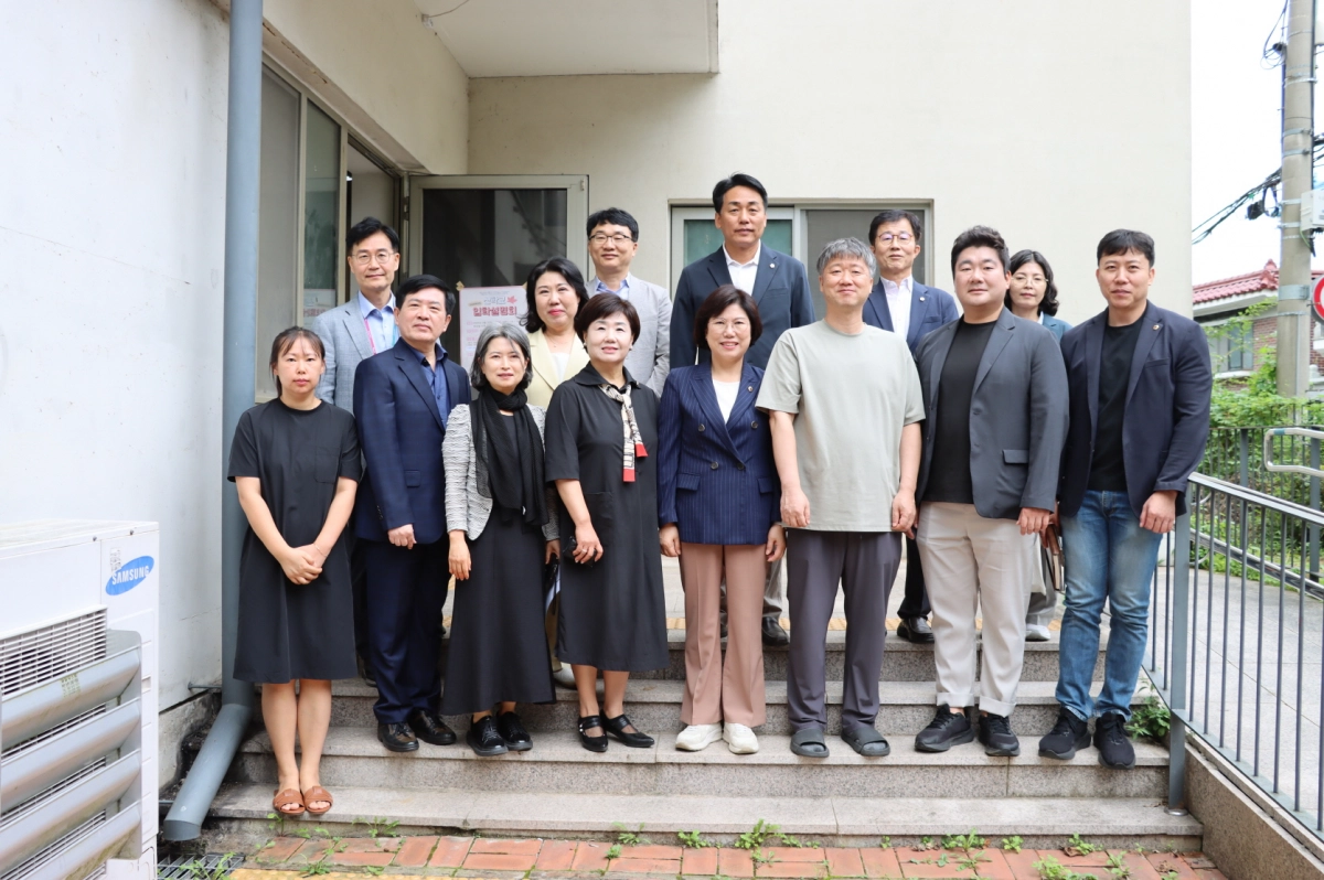 황진희 의원(교육행정위원회)이 9월 12일 부천 산학교를 방문해 대안교육기관의 운영 현황을 점검하고, 현장 관계자들과 함께 기념촬영을 하고 있다. (사진=경기도의회)