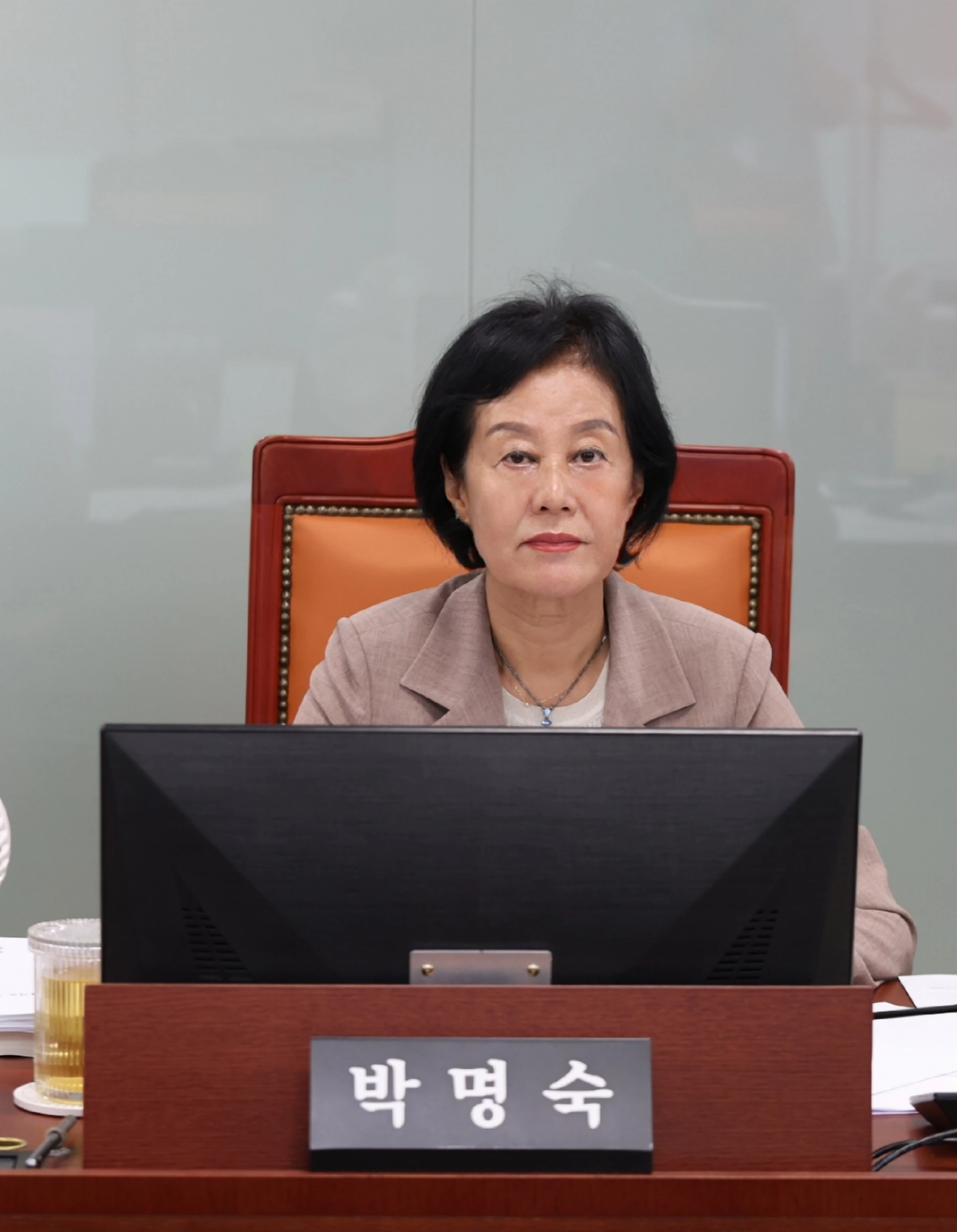 박명숙 의원(건설교통위원회)이 제386회 임시회 2025년도 추가경정예산안 심사에서 철도 역명 개정의 소극적인 행정과 경기국제공항 유치 지원의 미흡한 사업계획에 대해 질타하고 있다. (사진=경기도의회)