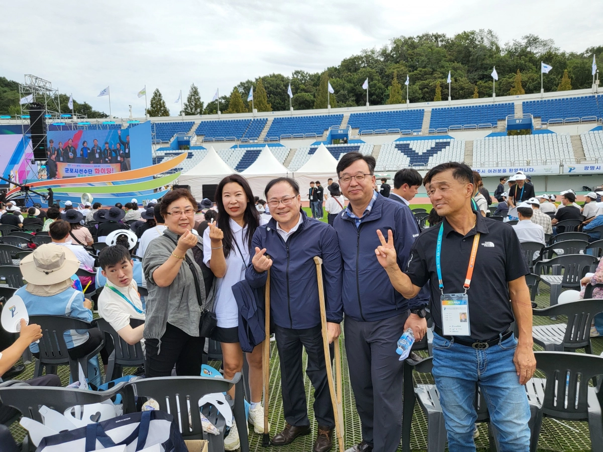 박재용 의원(보건복지위원회)이 12일 파주스타디움에서 열린 제19회 경기도장애인생활체육대회에 참석해 관계자들과 함께 기념촬영을 하고 있다. (사진=경기도의회)