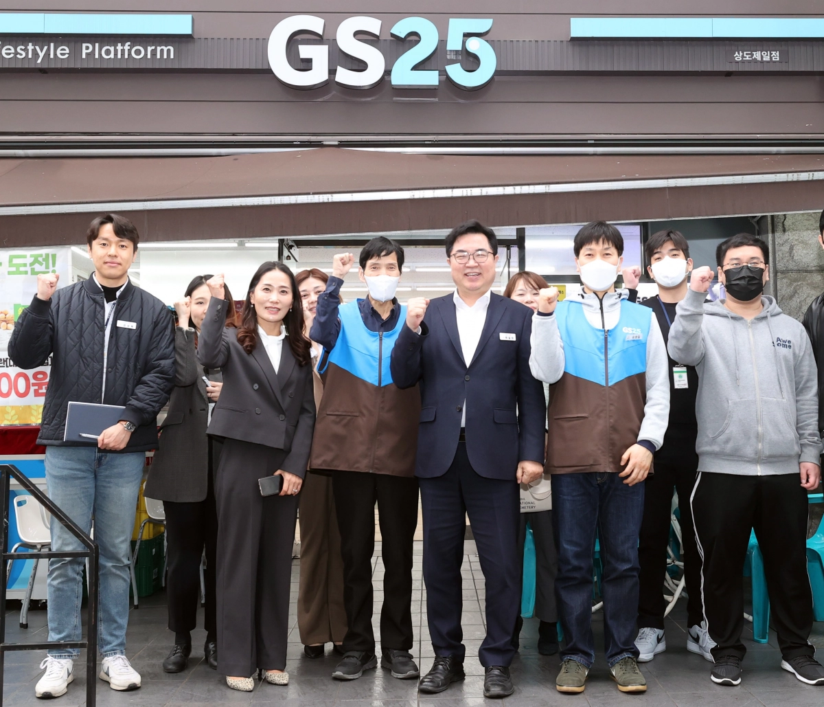 박일하 서울 동작구청장(앞줄 오른쪽 세 번째)이 지난 2023년 동작지역자활센터 편의점 사업단 현장을 방문해 관계자들을 격려한 후 기념 촬영하고 있다. 동작구 제공