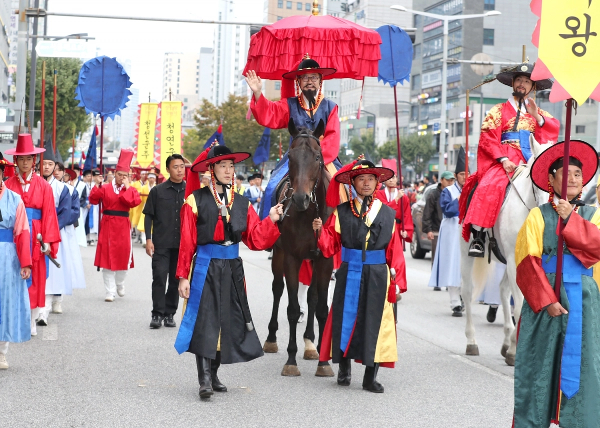 서울 금천구가 오는 27일부터 28일까지 금천구 은행나무로 일대에서 ‘2025 금천시흥행궁문화제’를 연다. 사진은 유성훈(가운데) 금천구청장이 지난해 시흥현령 역할을 맡아 말에 타고 행진하는 모습. 금천구 제공