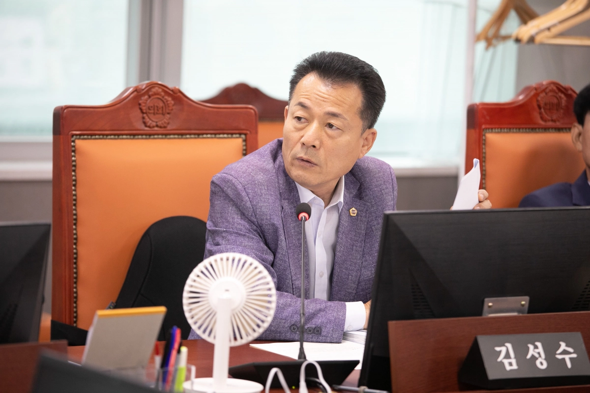 김성수 의원(건설교통위원회)이 12일 건설교통위원회 소관 2025년도 추가경정 예산안 심사에서, 감액 추경으로 사업 지연되지 않도록 철저한 관리를 당부하고 있다. (사진=경기도의회)