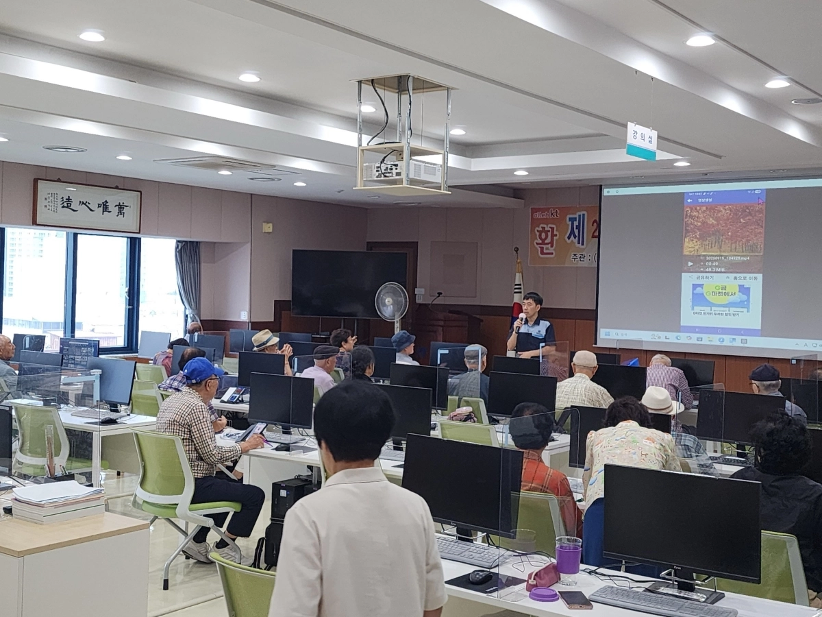 15일 한국철도 광주역이 추석 열차표 예매를 앞두고 IT 취약 계층을 위한 디지털 배움터를 운영하고 있다. (한국철도 광주본부 제공)