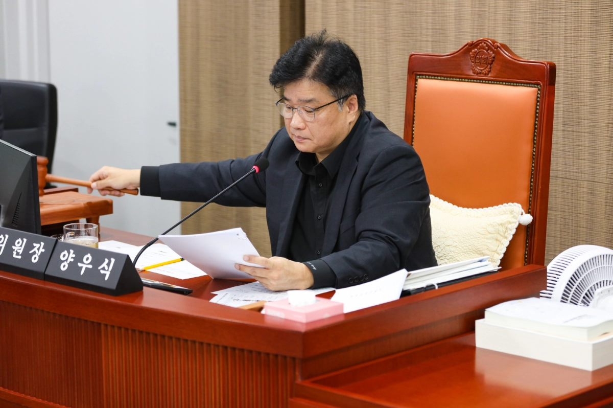 양우식 운영위원장이 12일 제386회 임시회 제2차 회의에서 추가경정예산안과 행정사무감사 계획 등 주요 안건을 심의·의결하고 있다. (사진=경기도의회)