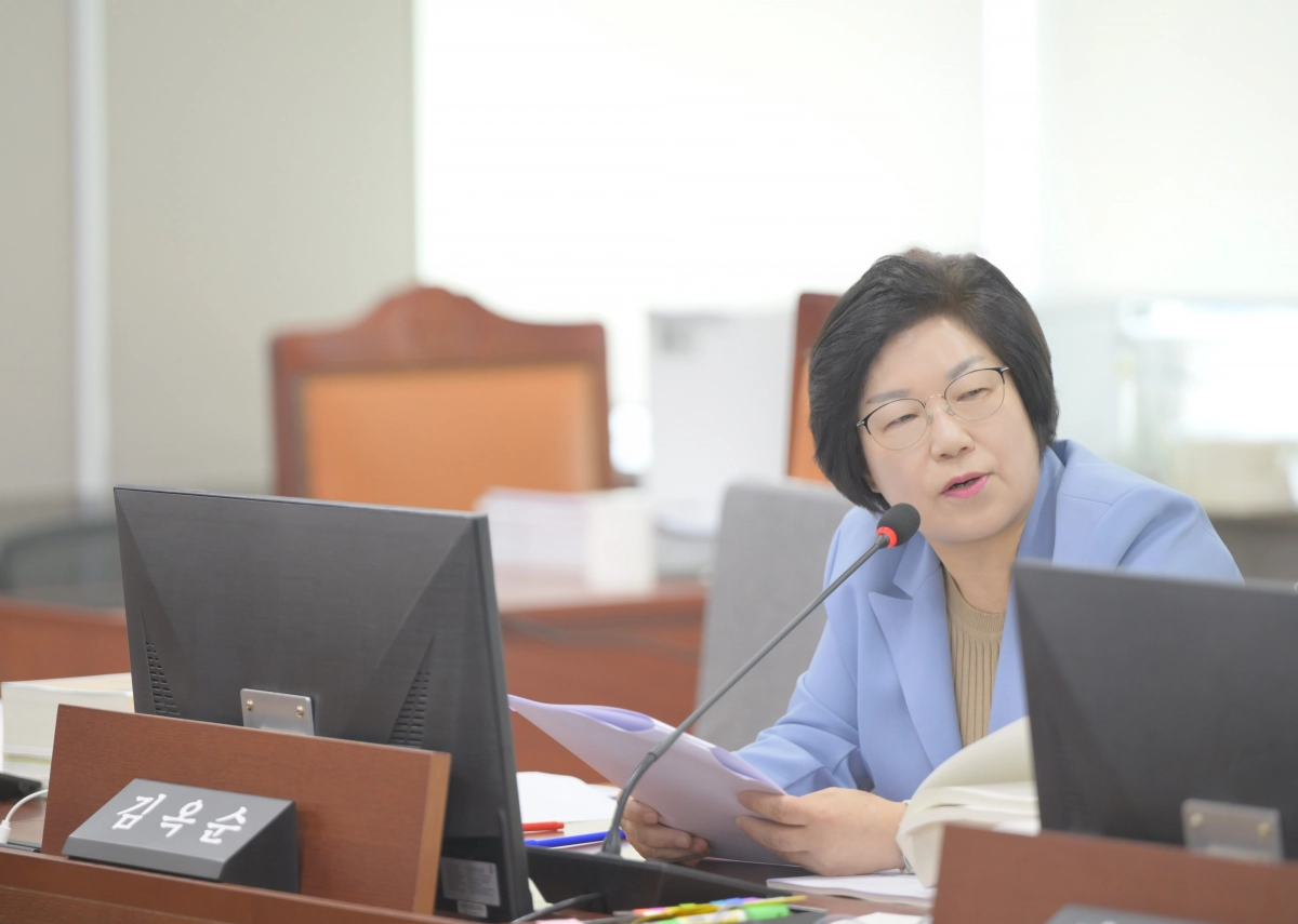 김옥순 의원(도시환경위원회)이 11일 제386회 임시회 추가경정예산안 심사에서 ‘청년 월세 한시 특별지원 사업’ 상시화 재정계획과 제도 개선의 필요성을 강조하고 있다. (사진=경기도의회)