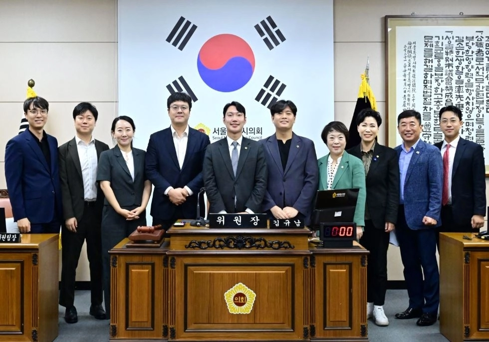 서울시의회 에너지전략 특별위원회 부위원장으로 선임된 김동욱 의원(왼쪽에서 네 번째)